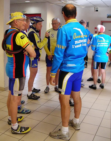 2010-10-10 08 On attend le depart du defile.JPG